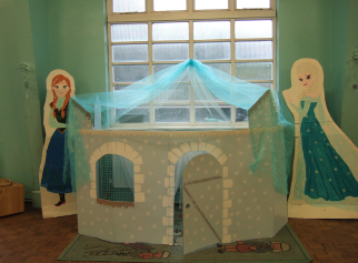 Frozen Castle with Elsa and Anna