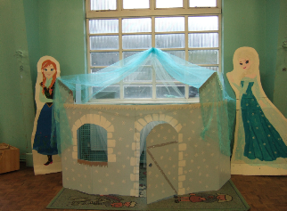 Frozen Castle with Elsa and Anna